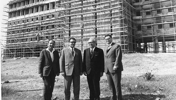 הקמת הבניין ע"ש פרץ נפתלי. משמאל לימין: עקיבא לוינסקי, מר הסלבך, וג'ורג' ווייז